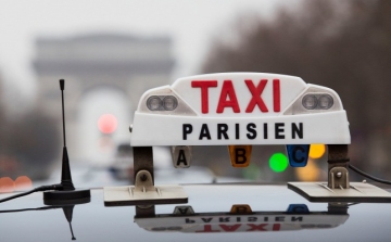 Migráns próbált megölni egy turistát Párizsban