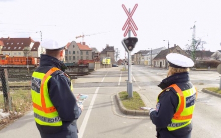 A vasúti átjáróban történő áthaladás veszélyeire hívták fel a figyelmet a rendőrök 