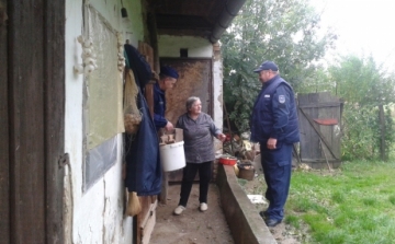 Pannonalmi rendőrök segítettek az idős hölgynek