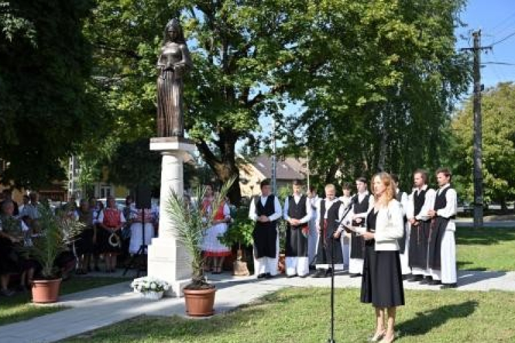 Szobrot állítottak szülőfalujában a hősi halált halt győri szerzetesnővérről