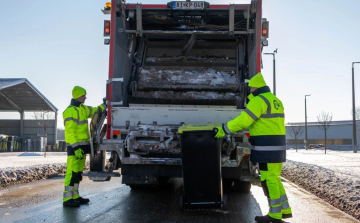 A kukásautók most is érkeznek a kukák ürítésére