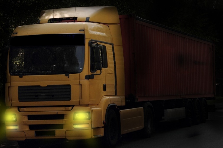 Harminckilenc holttestet találtak egy teherautóban Angliában