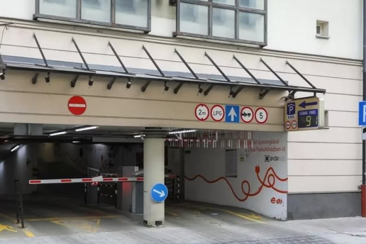 Szerdától csak a bérletesek használhatják a Jókai parkolóházat