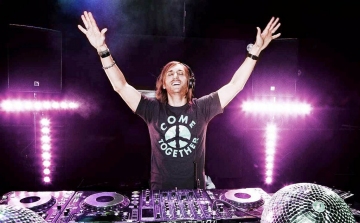 David Guetta és majd feleannyi idős barátnője odáig vannak egymásért és meg is mutatják