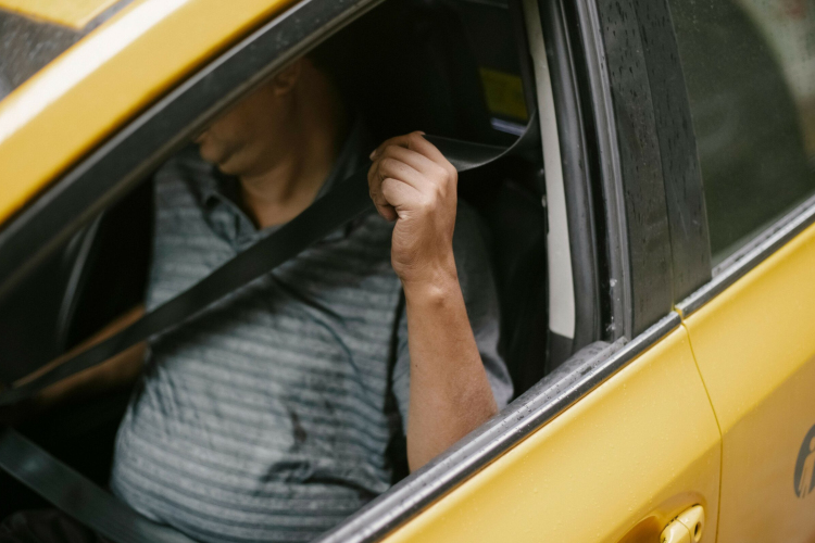 Az autó üzembentartója felel a biztonsági övért