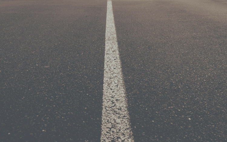 Festik a burkolati jeleket az önkormányzati utakon