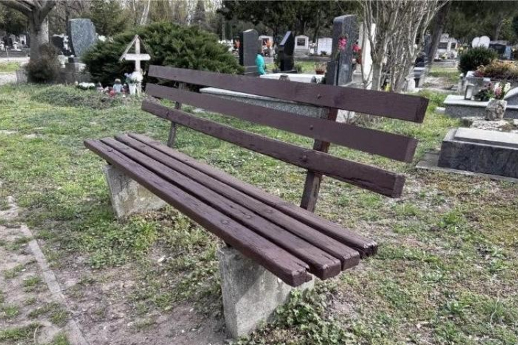 Több mint 30 pad újult meg a Nádorvárosi köztemetőben