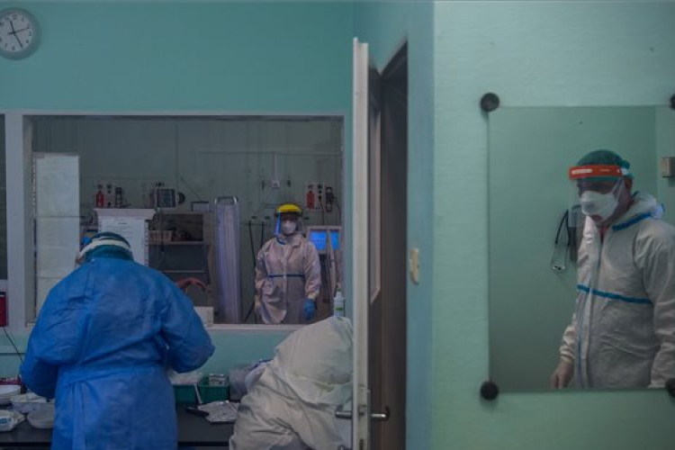 A fertőzöttek száma 214,5 millió, a halálos áldozatoké 4,473 millió a világon