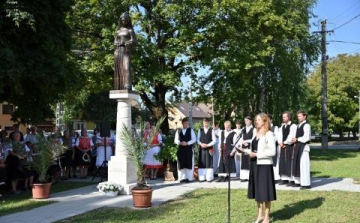 Szobrot állítottak szülőfalujában a hősi halált halt győri szerzetesnővérről