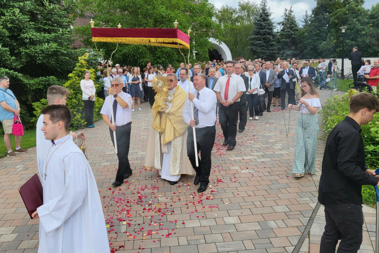 Ferenc pápától kérik a győri hívek, hogy Benkovich atya maradjon