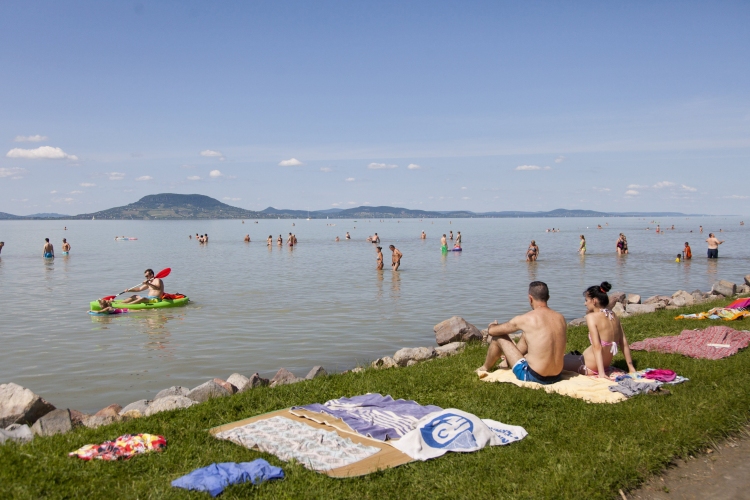 Idén is meghirdetik a Kék hullám zászló balatoni strandminősítő versenyt