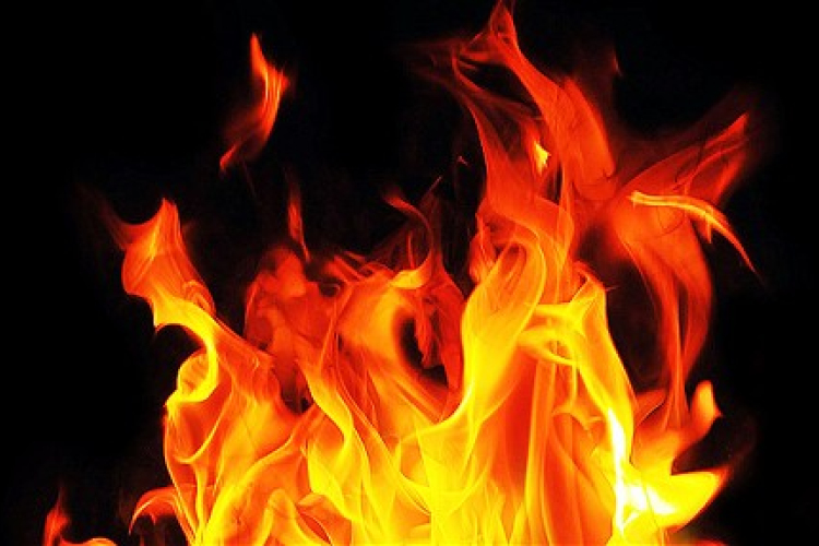 Égő benzinnel teli palackot dobott egy ház udvarára Mosonmagyaróváron 