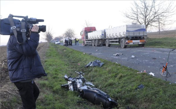 Meghalt egy teherautóval ütköző motoros Baranyában