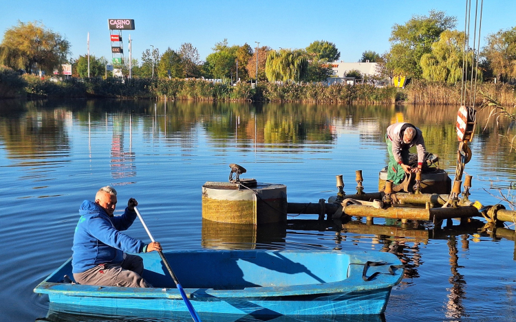 Kiemelték a tóból az úszó szökőkutat (VIDEÓ)