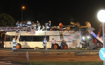 Szörnyű buszbaleset Budapesten- Levágta a busz tetejét a magasságkorlátozó