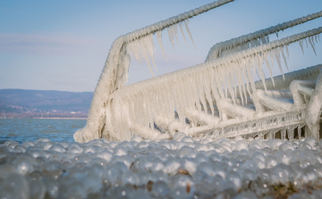 Ne menjünk a Balatonra korcsolyázni a hétvégén, nem elég vastag a jég