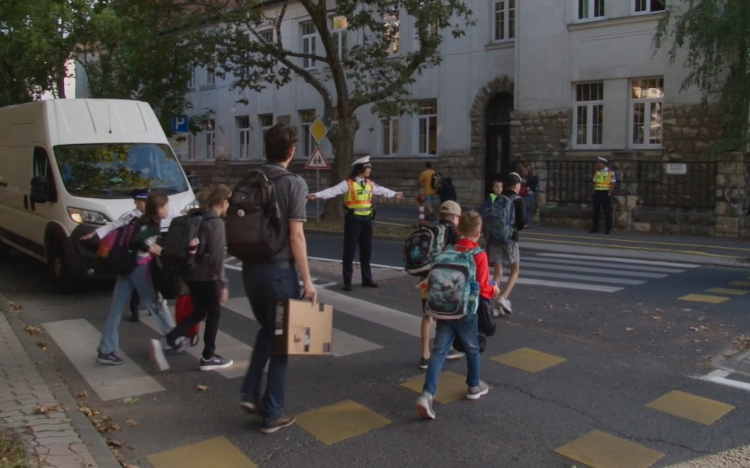 Rendőrök segítik a közlekedést az iskoláknál
