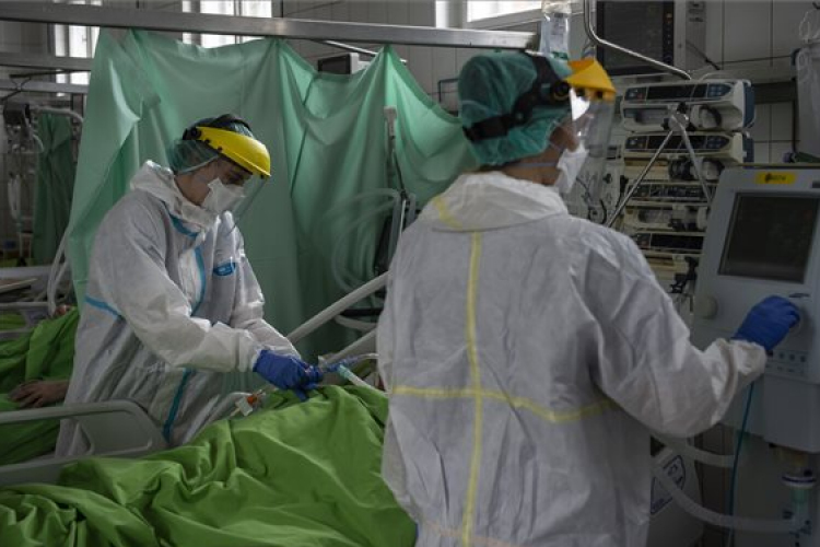 Meghalt 98 beteg, 8434 új fertőzöttet találtak Magyarországon