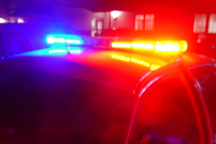 Fának és villanyoszlopnak csapódott egy autó Pannonhalmán 