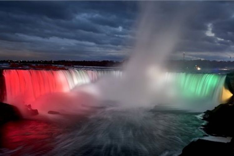 Magyar nemzeti színekben tündököl a Niagara-vízesés