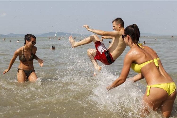 Tucatnyi embert mentettek ki a rendőrök a hétvégén a Balatonból