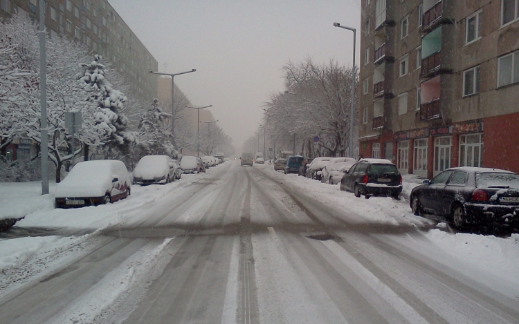 Havazás - Közútkezelő: a Dunántúlon továbbra is nehéz közlekedni