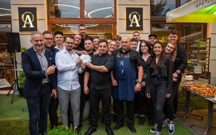 Pezsgők nagykövete lett a Széchenyi István Egyetem és a győri bencés perjelség Apátúr Sörháza