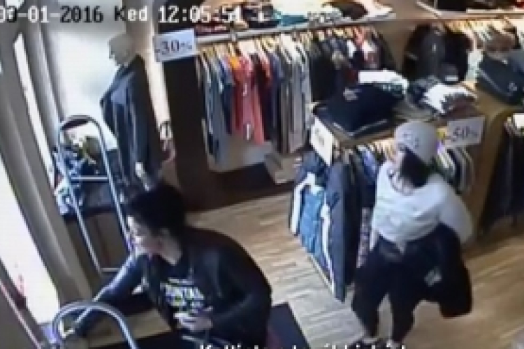 Ruhákat loptak egy soproni üzletből - videóval