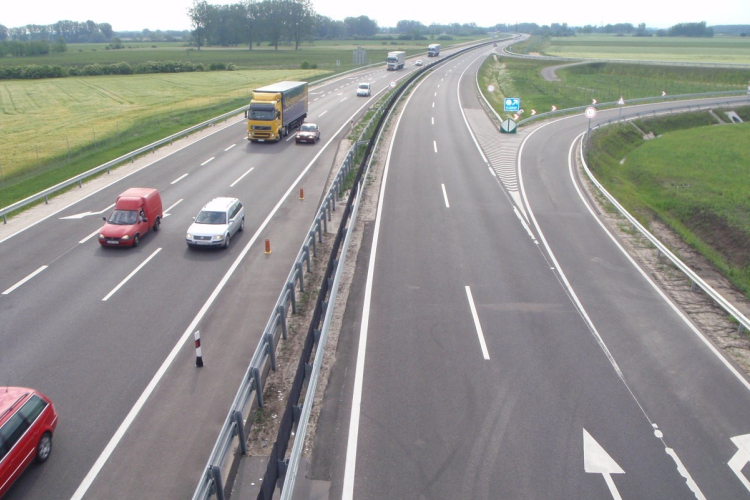 Autósok figyelem: forgalomkorlátozás az M85-ösön, lezárás lesz Győr irányába