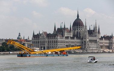 A hajódaru már Budapesten van, de még mindig nem tudják kiemelni a roncsot 
