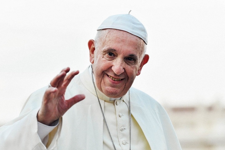 Megkezdte háromnapos apostoli látogatását Romániában Ferenc pápa