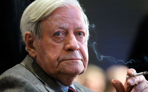 Hűtlenségről vall új könyvében Helmut Schmidt volt német kancellár