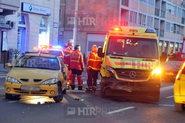 Szirénázva karambolozott a mentő Budapesten