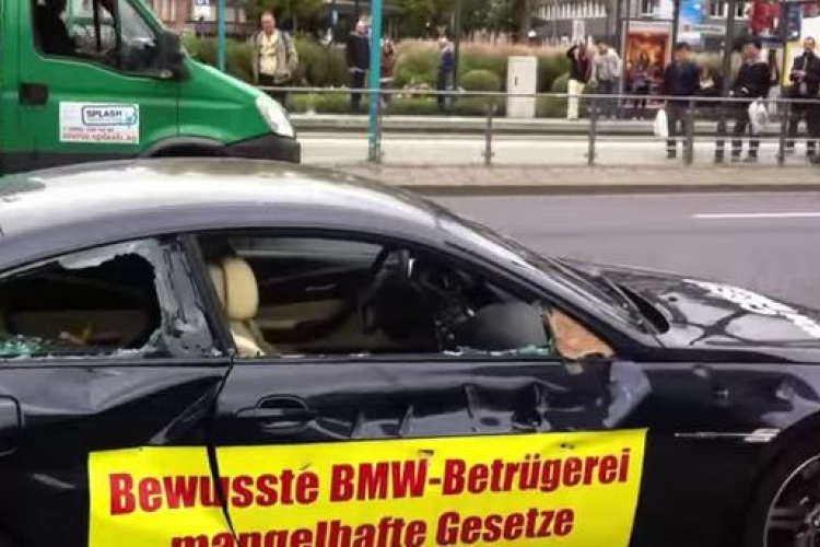 Baltával és kalapáccsal verte BMW M6-osát a tulajdonosa