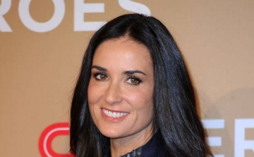 Demi Moore házastársi támogatást követel Kutchertől