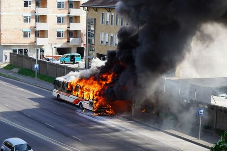 Kigyulladt egy busz Győrben