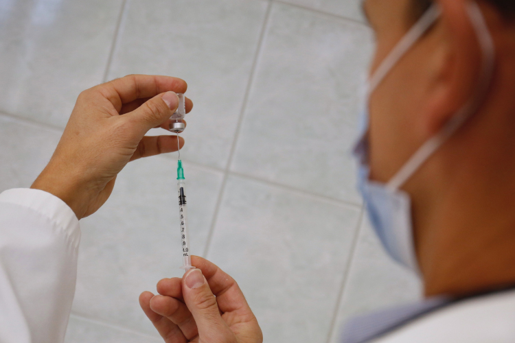Egy 102 éves férfi is megkapta a negyedik védőoltást a pécsi klinikán