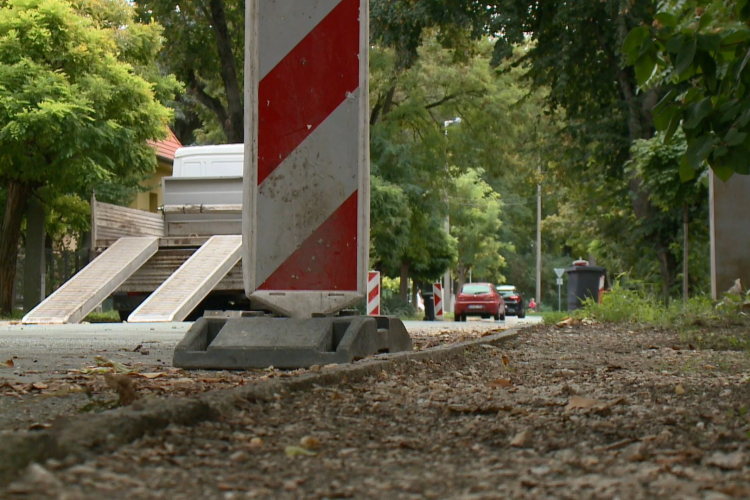 Ezért nem lehet parkolni a győri Március 15. utcában