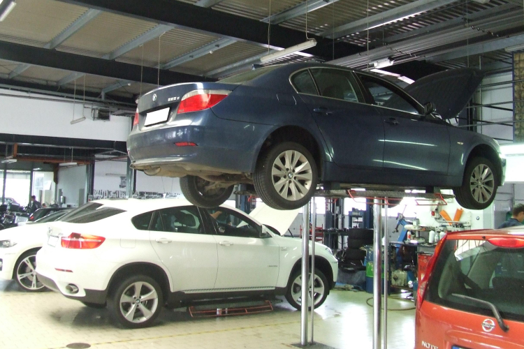 Autószervizelés: márkaszerviz vagy sufniműhely?