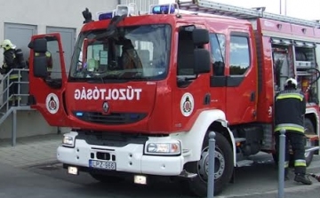 Tűzoltóautó és személyautó ütközött Győrben 