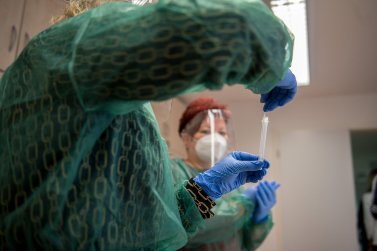 A fertőzöttek száma 518,7 millió, a halálos áldozatoké 6,255 millió a világon