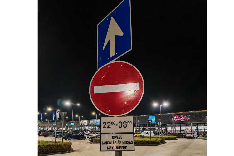 „Behajtani tilos!” táblát tettek ki a Dunacenternél