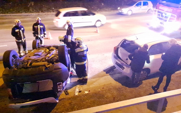 Brutális baleset Gödöllőn, a tetejére borulva állt meg egyösszetört autó
