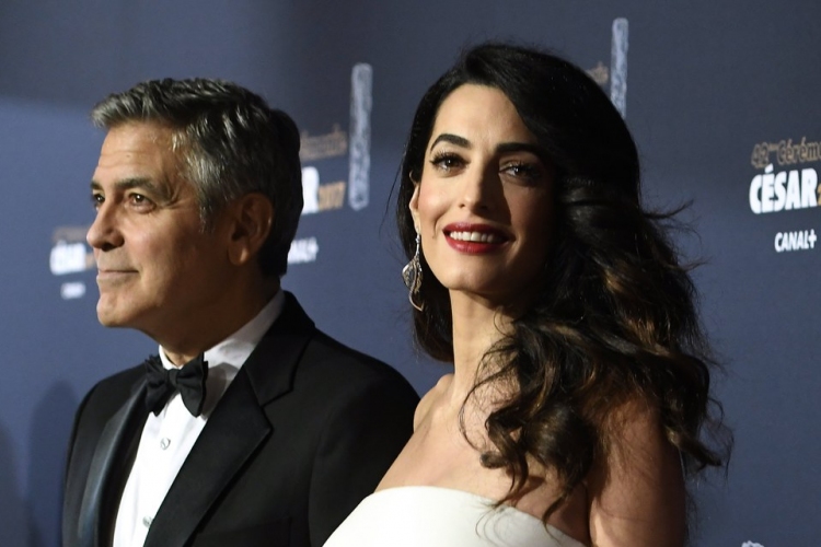 Napokon belül megszülethetnek Amal Clooney ikrei - George már nem meri elhagyni a házat