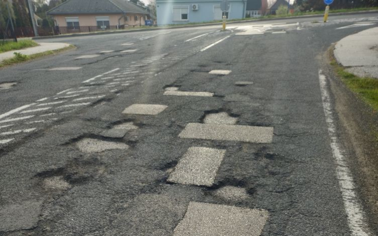 Egy útfelújítás két olvasata