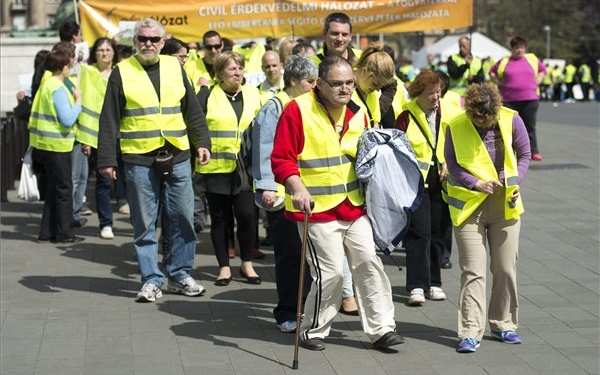 Fogyatékossággal élő emberek demonstráltak a Parlamentnél