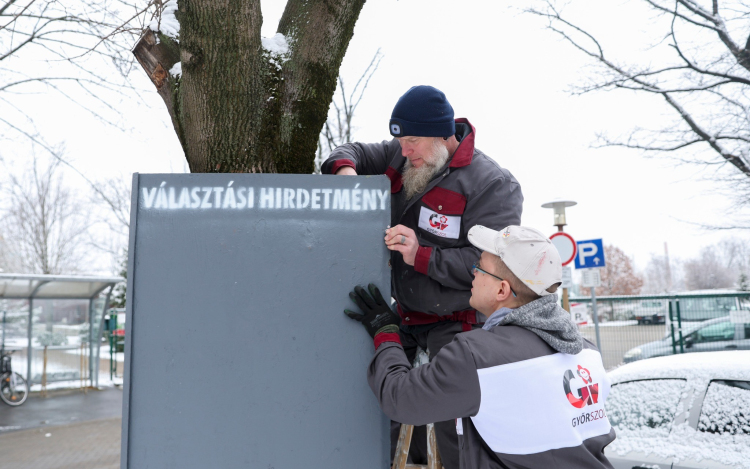 Indul a kampány: fém tartóállványokat helyezett ki a Győr-Szol