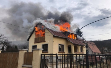 Teljesen leégett egy családi ház tetőszerkezete Piliscsabán
