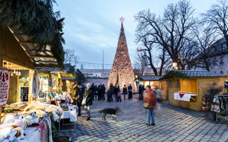 Magyar karácsonyfa-installációk a brit és az osztrák fővárosban