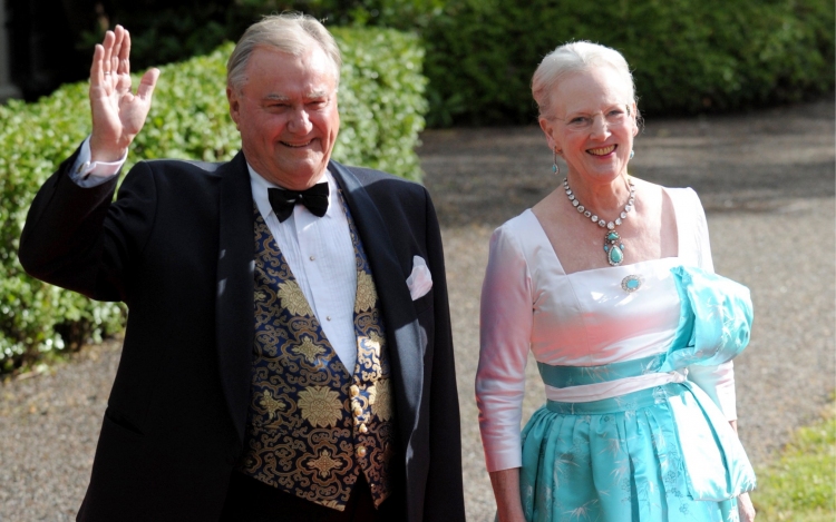 Elhunyt a dán királynő férje